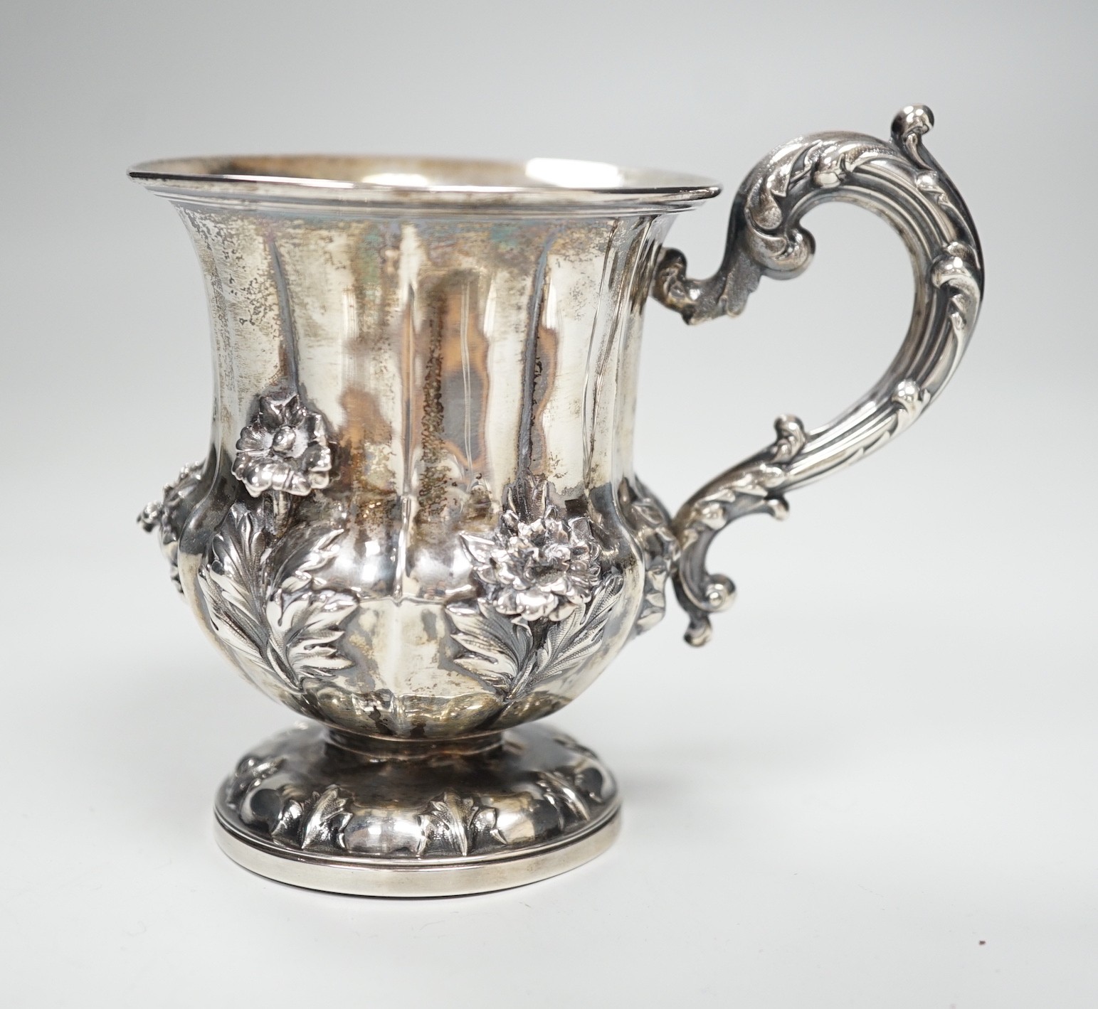 A William IV silver urn shaped christening mug by The Barnards, London, 1833, 10.4cm, 5.2oz.